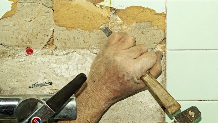 Réparer soi-même le carrelage de la douche : joints et carreaux à changer