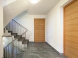 Comment isoler une porte d’entrée d’un appartement bruyant ?