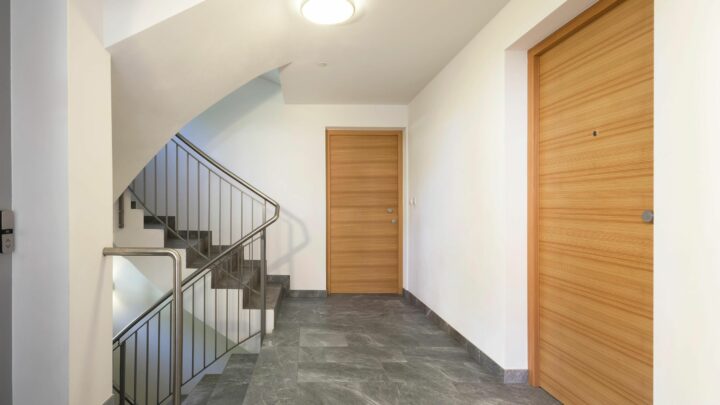 Comment isoler une porte d’entrée d’un appartement bruyant ?